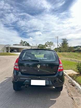 RENAULT-SANDERO-2012