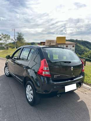 RENAULT-SANDERO-2012