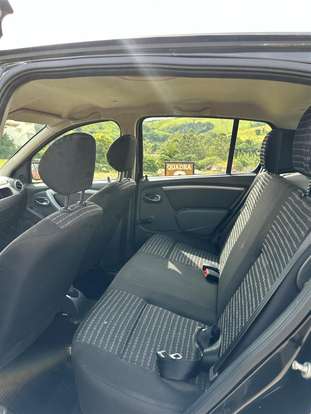 RENAULT-SANDERO-2012