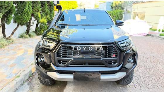 TOYOTA HILUX 2.8 D-4D TURBO DIESEL CD GR-S 4X4 AUTOMÁTICO