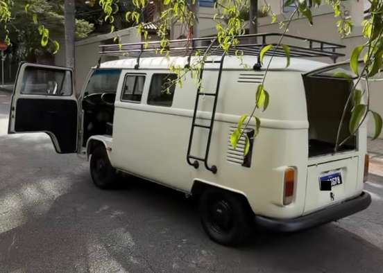 VOLKSWAGEN-KOMBI-1983