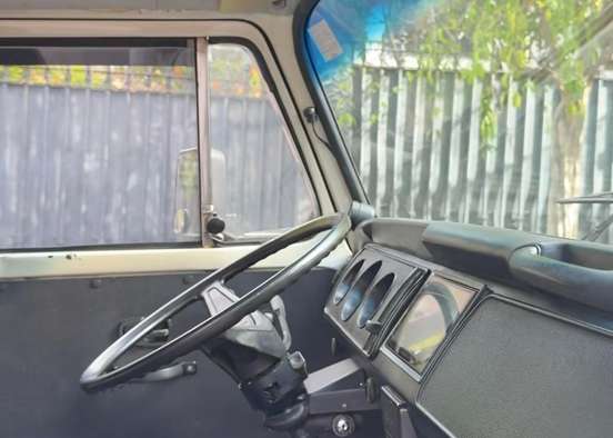 VOLKSWAGEN-KOMBI-1983