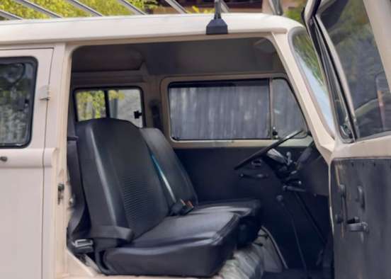 VOLKSWAGEN-KOMBI-1983