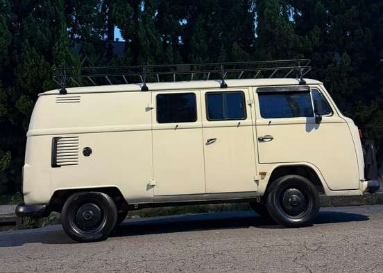 VOLKSWAGEN-KOMBI-1983