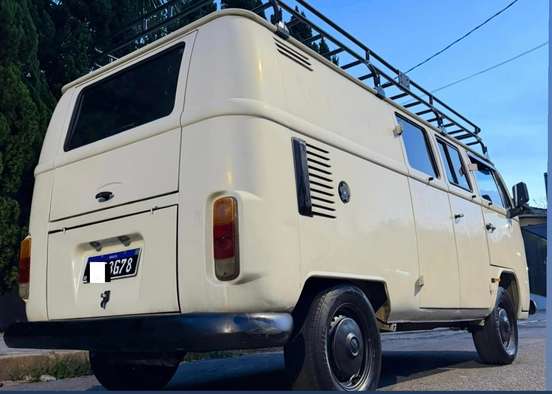 VOLKSWAGEN-KOMBI-1983