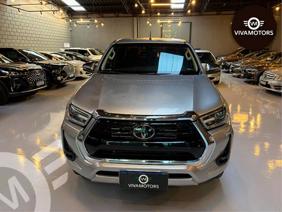 TOYOTA HILUX 2.8 D-4D TURBO DIESEL CD SRX 4X4 AUTOMÁTICO