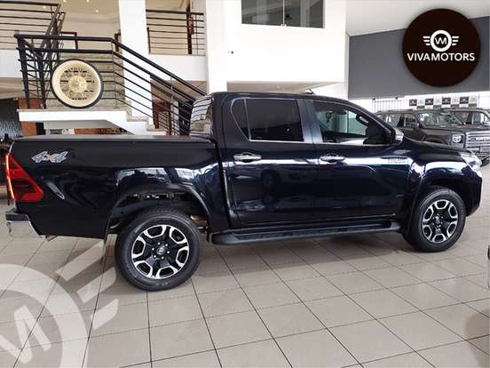 TOYOTA-HILUX-2023