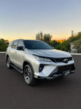 TOYOTA HILUX SW4 2.8 D-4D TURBO DIESEL DIAMOND 7L 4X4 AUTOMÁTICO