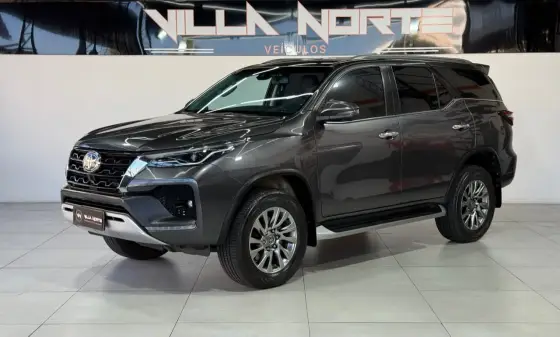 TOYOTA HILUX SW4 2.8 D-4D TURBO DIESEL SRX 7L 4X4 AUTOMÁTICO
