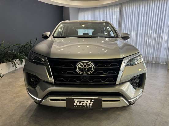 TOYOTA-HILUX SW4-2.8 D-4D TURBO DIESEL SRX 7L 4X4 AUTOMÁTICO TOYOTA-HILUX SW4-2023