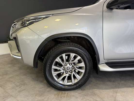 TOYOTA-HILUX SW4-2023