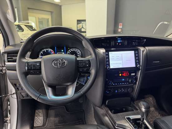 TOYOTA-HILUX SW4-2.8 D-4D TURBO DIESEL SRX 7L 4X4 AUTOMÁTICO TOYOTA-HILUX SW4-2023