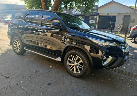 TOYOTA HILUX SW4 2.8 SRX 4X4 7 LUGARES 16V TURBO INTERCOOLER DIESEL 4P AUTOMÁTICO