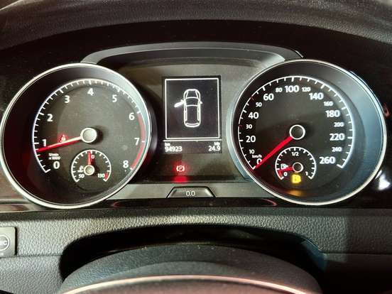 VOLKSWAGEN-GOLF-2015