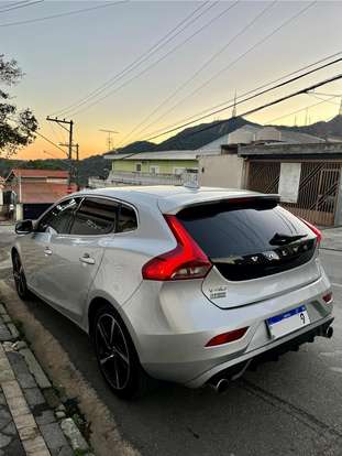 VOLVO-V40-2.0 T5 R DESIGN TURBO GASOLINA 4P AUTOMÁTICO VOLVO-V40-2015