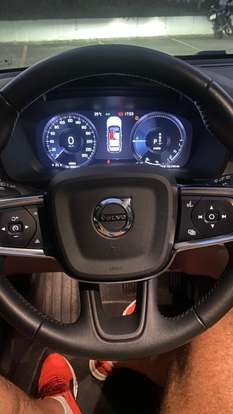 VOLVO-XC40-2021