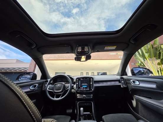 VOLVO-XC40-2021