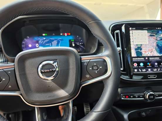 VOLVO-XC40-2021