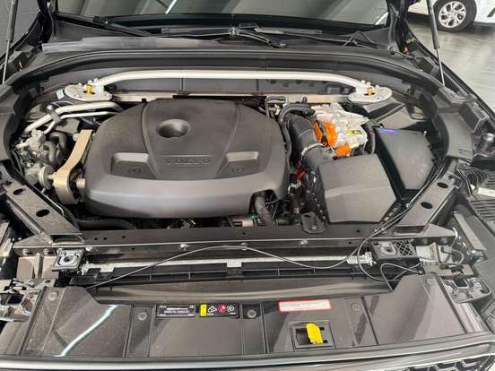 VOLVO-XC60-2024
