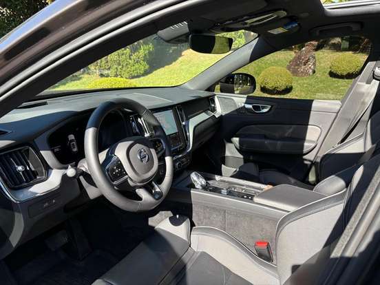 VOLVO-XC60-2023
