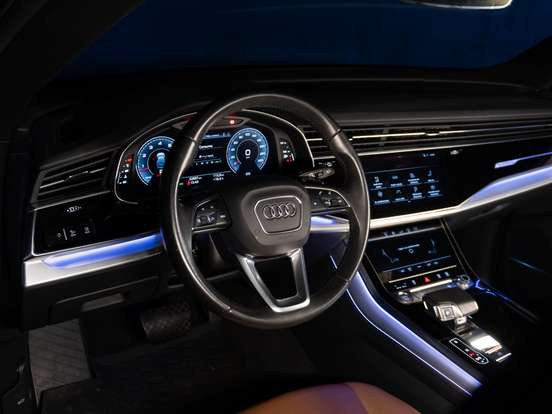 AUDI-Q8-2020