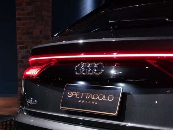 AUDI-Q8-2020