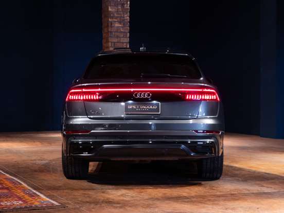 AUDI-Q8-2020
