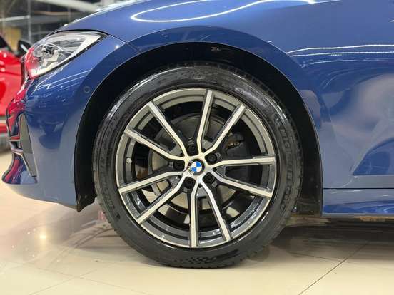 BMW-320i-2021