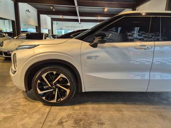 MITSUBISHI-OUTLANDER-2.4 PHEV SIGNATURE S-AWC DHT MITSUBISHI-OUTLANDER-2025