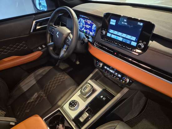 MITSUBISHI-OUTLANDER-2025