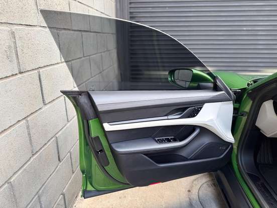 PORSCHE-TAYCAN-2023