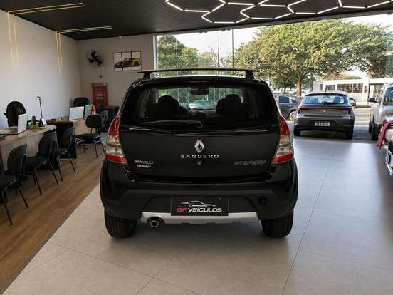 RENAULT-SANDERO-2013