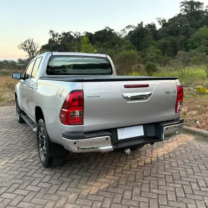 TOYOTA HILUX 2.8 D-4D TURBO DIESEL CD SRV 4X4 AUTOMÁTICO