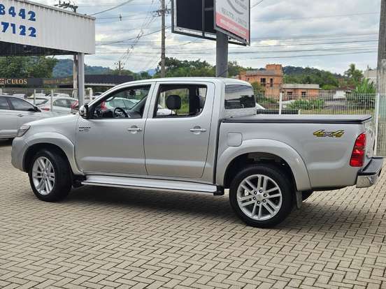 TOYOTA-HILUX-2.7 SRV 4X4 CD 16V FLEX 4P AUTOMÁTICO TOYOTA-HILUX-2013