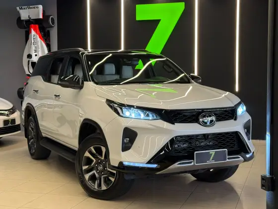 TOYOTA HILUX SW4 2.8 D-4D TURBO DIESEL DIAMOND 7L 4X4 AUTOMÁTICO