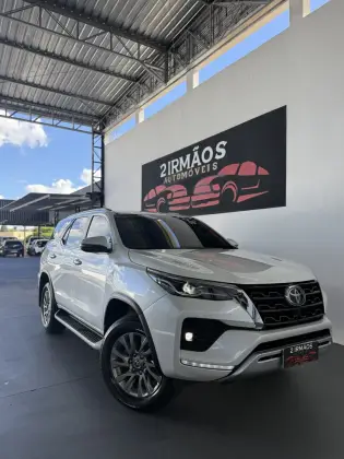 TOYOTA HILUX SW4 2.8 D-4D TURBO DIESEL SRX 7L 4X4 AUTOMÁTICO TOYOTA HILUX SW4 2.8 D-4D TURBO DIESEL SRX 7L 4X4 AUTOMÁTICO