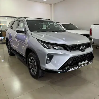 TOYOTA HILUX SW4 2.8 D-4D TURBO DIESEL SRX PLATINUM 7L 4X4 AUTOMÁTICO TOYOTA HILUX SW4 2.8 D-4D TURBO DIESEL SRX PLATINUM 7L 4X4 AUTOMÁTICO