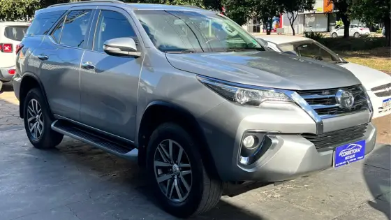 TOYOTA HILUX SW4 2.8 SRX 4X4 7 LUGARES 16V TURBO INTERCOOLER DIESEL 4P AUTOMÁTICO