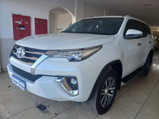 TOYOTA HILUX SW4 2.8 SRX 4X4 7 LUGARES 16V TURBO INTERCOOLER DIESEL 4P AUTOMÁTICO TOYOTA HILUX SW4 2.8 SRX 4X4 7 LUGARES 16V TURBO INTERCOOLER DIESEL 4P AUTOMÁTICO