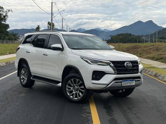 TOYOTA HILUX SW4 2.8 D-4D TURBO DIESEL SRX 7L 4X4 AUTOMÁTICO