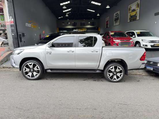TOYOTA-HILUX-2.7 SRV 4X4 CD 16V FLEX 4P AUTOMÁTICO TOYOTA-HILUX-2017