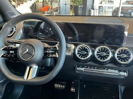 MERCEDES-BENZ-GLB 220-2.0 MHEV AMG LINE 4MATIC 8G-DCT MERCEDES-BENZ-GLB 220-2025