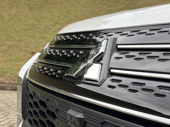 MITSUBISHI-OUTLANDER-2025