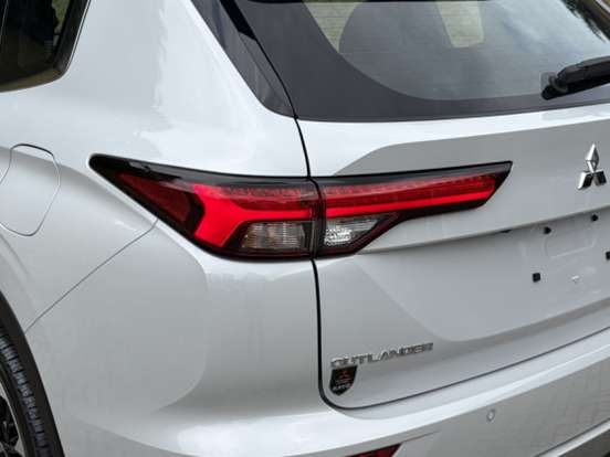 MITSUBISHI-OUTLANDER-2025
