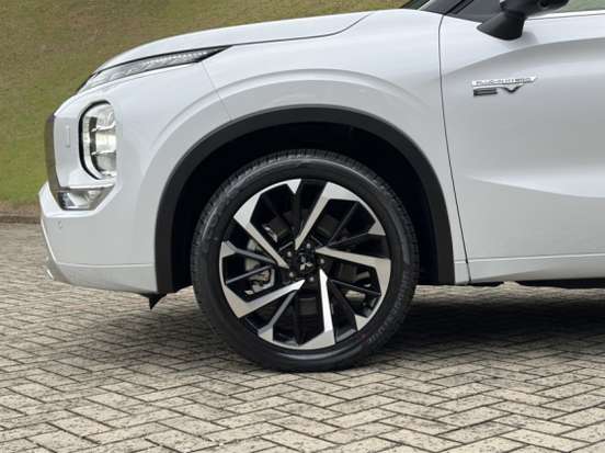MITSUBISHI-OUTLANDER-2025