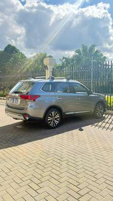 MITSUBISHI-OUTLANDER-2020