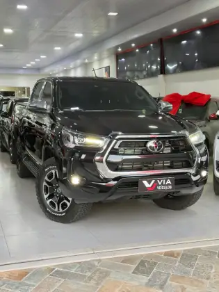 TOYOTA HILUX 2.8 D-4D TURBO DIESEL CD SRX 4X4 AUTOMÁTICO