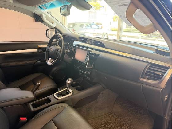 TOYOTA HILUX 2.8 D-4D TURBO DIESEL CD SRX LIMITED 4X4 AUTOMÁTICO