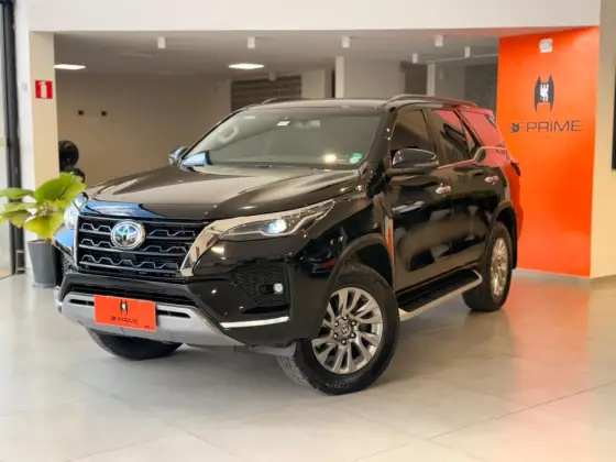 TOYOTA HILUX SW4 2.8 D-4D TURBO DIESEL SRX 7L 4X4 AUTOMÁTICO TOYOTA HILUX SW4 2.8 D-4D TURBO DIESEL SRX 7L 4X4 AUTOMÁTICO