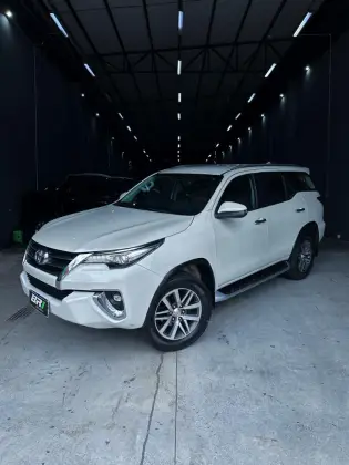 TOYOTA HILUX SW4 2.8 SRX 4X4 7 LUGARES 16V TURBO INTERCOOLER DIESEL 4P AUTOMÁTICO